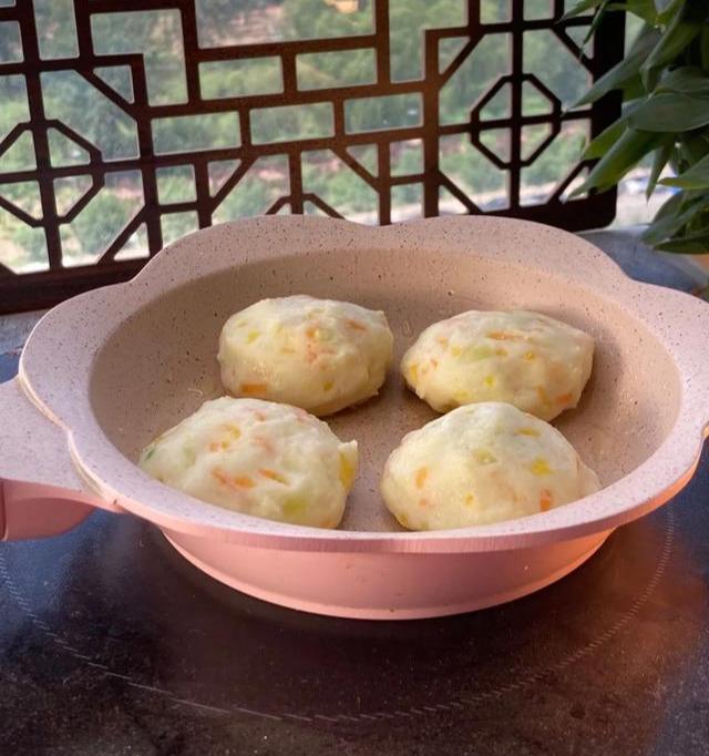 超级宝妈|这一道辅食太上头了！怎么吃都不腻！一拌一煎全家都能吃