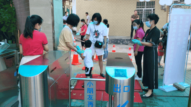 晴空蓝兮|小小小神兽回笼！张张都是表情包，画风“哈哈哈哈哈”