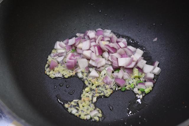 炒孜然羊肉时，羊肉切片还是切块？方法对了，炒出来比吃烤串还香