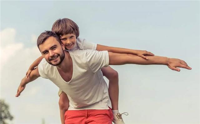 幸福之家|宝爸为逃避抱娃，指着商场告示“胡说”，网友：欺负孩子不识字