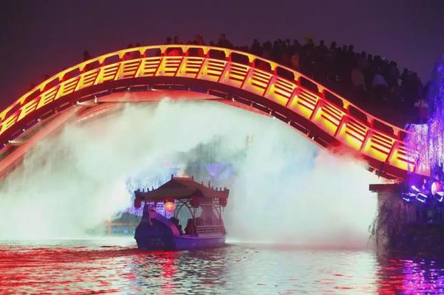 我的天！蔡徐坤、Angelababy、郭麒麟等跑男家族成员齐聚清明上河园！穿宋装、玩穿越，一起揭开这里的神秘面纱|影视交流地