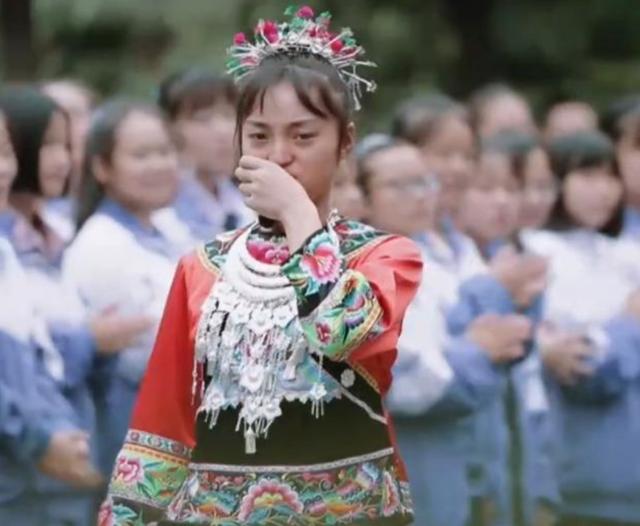 为什么只叫我做家务，从来不用弟弟？父母的回答，女孩忍不住哭了