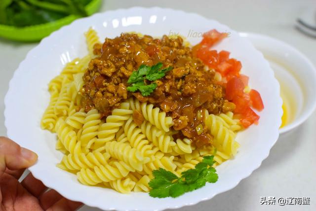 下班回家进厨房，炒一碗肉酱，吃两种面条，比叫外卖还快