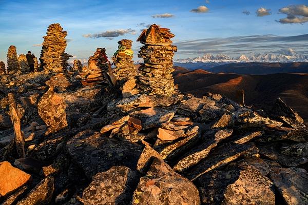 #旅行百事通#夕阳映照下的贡嘎山,让人在净化之中升华灵魂