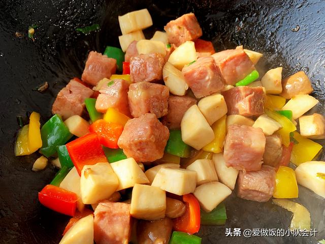 牛肉粒不要直接炒，掌握腌制的小窍门，炒出来滑嫩好吃不发柴