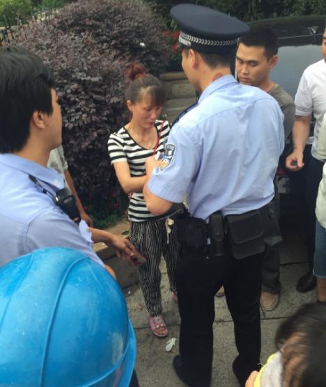 “老师”在孩子手背画画，女儿回家给父母看，爸爸偷偷回房间报警