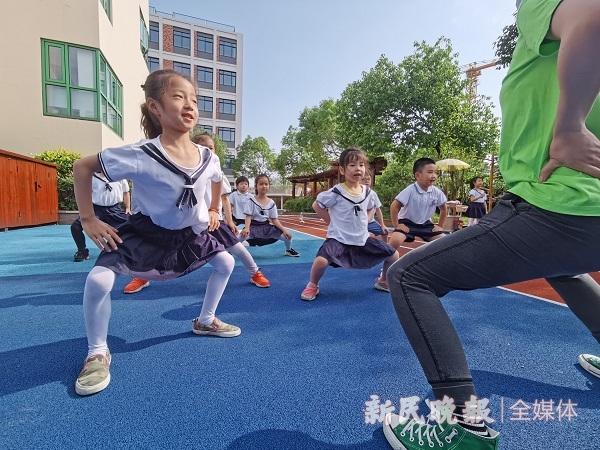新民晚报|模拟直播带货 一米线外呵护 普陀区多所幼儿园的复学细节有点暖