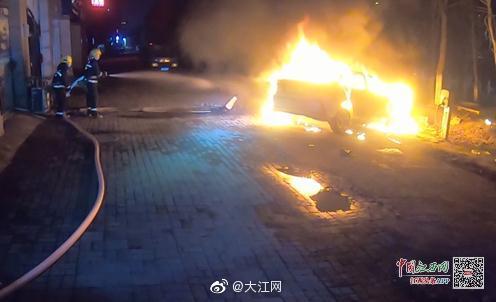 光明网：江西：电动汽车充电时着火并发生爆炸 车主惊险逃生