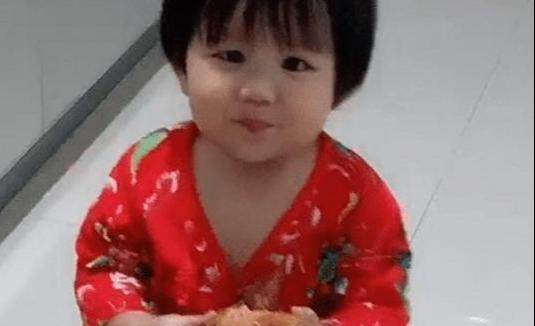 「你的育儿经」宝妈半夜找孩子，谁知孩子竟然在厨房偷吃，网友：孩子真可爱