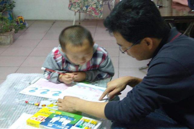 宝妈辅导孩子写作业崩溃，姥姥翻出23年前“旧账”：你也有今天