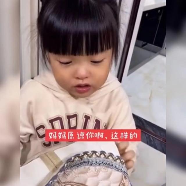 萌娃偷玩妈妈的化妆品被抓，还把妈妈安排得明明白白，也太有爱了