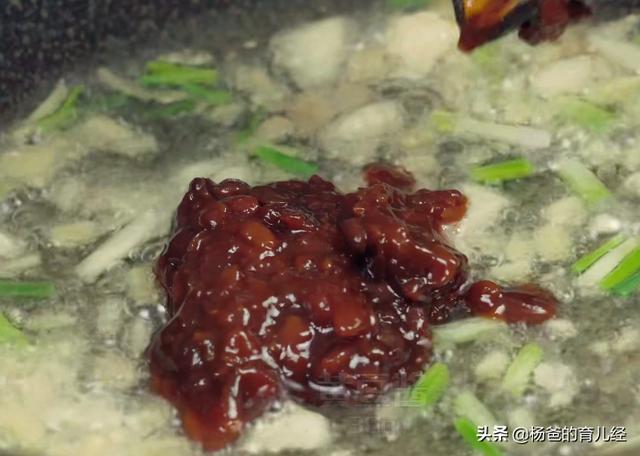 猪肉和白菜的美味新吃法，搭配油豆腐，鲜香又营养，孩子特爱吃