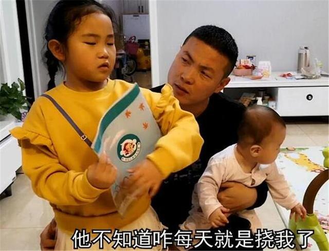 【你的育儿经】哥哥边写作业边带娃，把妹妹当“吉祥物”，俩孩子相处模式太甜了