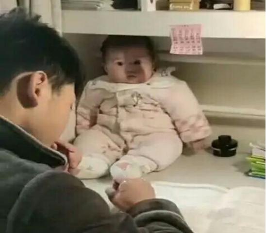 超级宝妈：哥哥写作业还要看管妹妹？家长去哪里了？看到照片令人哭笑不得