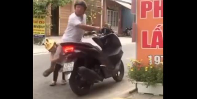 「超级宝妈」父女骑车最佳姿势，网友酸了：我小时候就惨了，天天遭遇＂扫荡腿＂