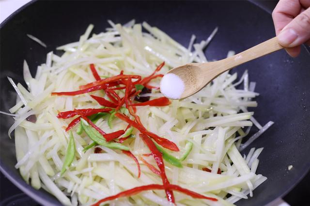 炒土豆丝，什么时候放醋？焯不焯水？弄懂2个重点，土豆酸辣脆爽
