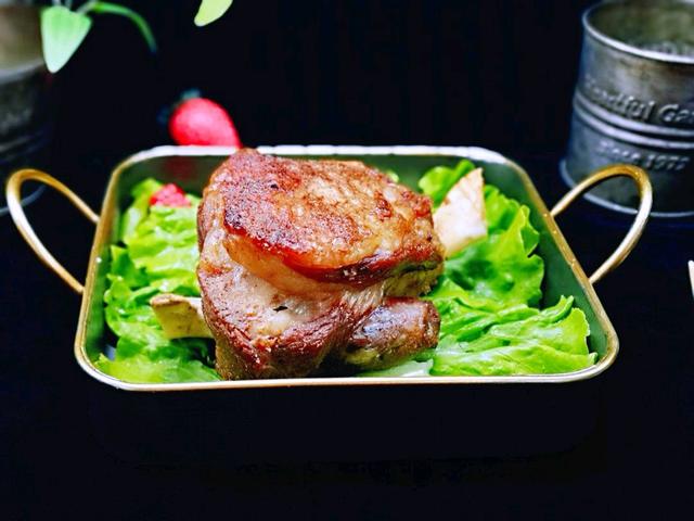 冬日小确幸美食，在家烤羊腿，外焦里嫩口感好，还能滋补身体