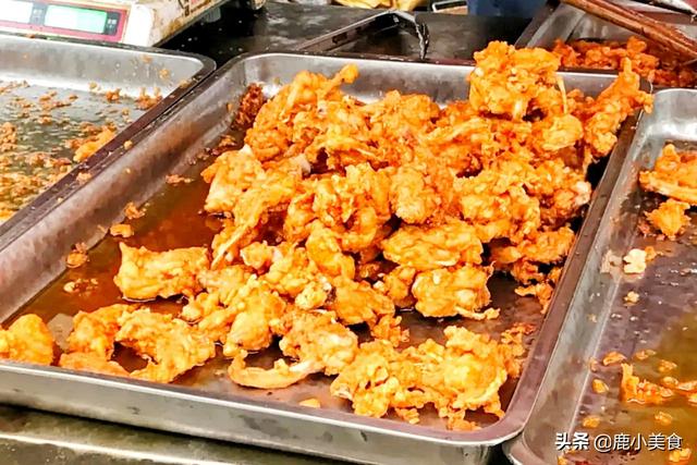 街边小吃炸鸡架骨，15块一斤送半斤亏本营销，到底用啥肉制作？