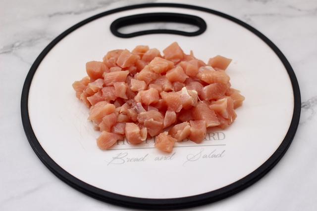 鸡胸肉只能做炸鸡排才好吃吗？教你1道双椒鸡丁，低脂营养，特香