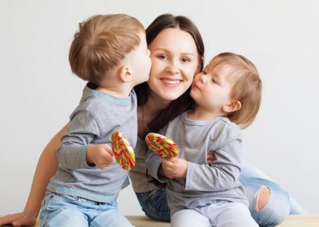 家有三儿一女，老公这样哄娃睡觉，宝妈吐槽：果然小情人才是真爱