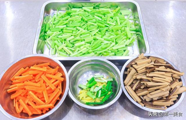 鸡蛋干怎么炒才好吃？大厨说就用最朴实的吃法！红黄配绿有食欲