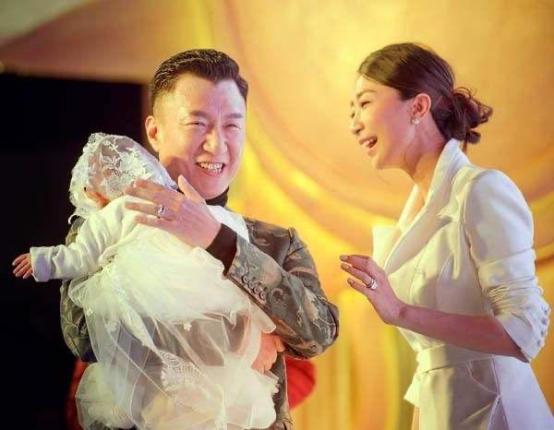 孙红雷与娇妻有多甜？每天给妻子送花、备宵夜，硬汉化身为女儿奴|9号放映厅