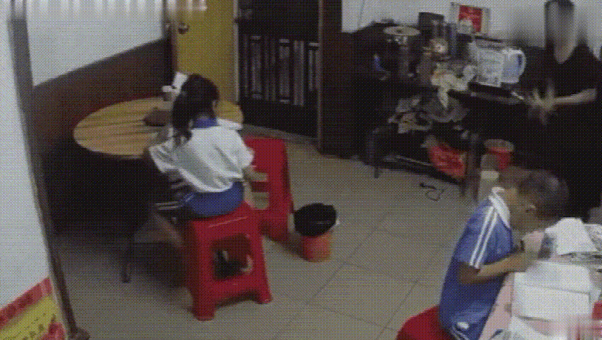 你的育儿经@承受亲爸妈和弟弟的“拳脚相加”，她不哭不闹，网友：不配当父母