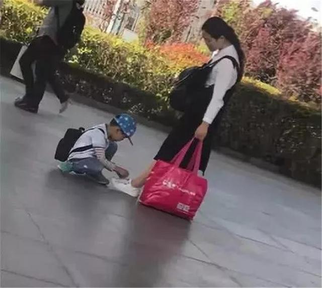 你的育儿经|一张地铁偷拍照，赢得数万网友点赞：孩子的教养，决定人生的高度