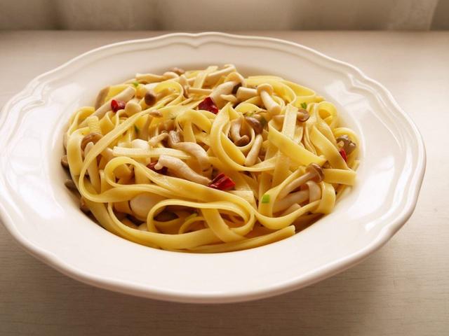 原来蘑菇面条这样做更好吃，简单易学又营养解馋，最后汤汁都不剩