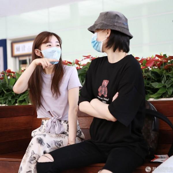 影视交流地|姐姐组团！张含韵与王丽坤比腰 李斯丹妮晒战利品仨人聊太嗨