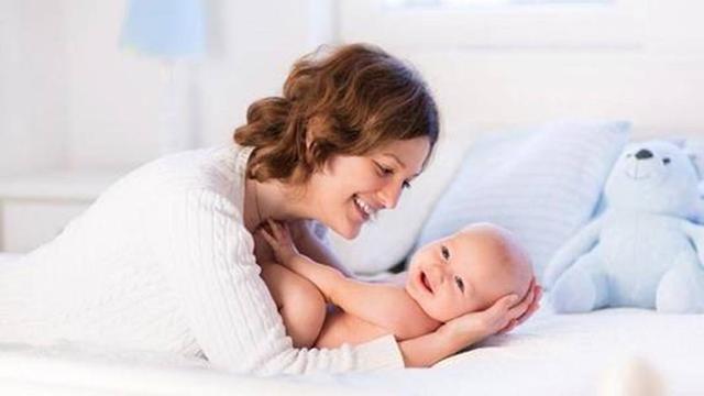 甜甜妈妈|丈夫陪产时，抓拍到3张产房“经典照片”，网友泪目：当妈不容易