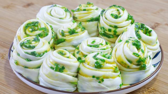 饼烙得像锅盔？教你个好方法，外酥里软、全是小薄层，凉了也不硬