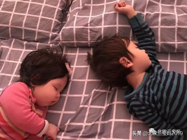 【超级宝妈】孩子几点睡能长高？睡得太晚，真的会影响孩子一生？