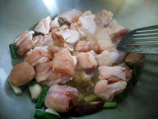 雪菜味道鲜美，鸡翅营养丰富，完美搭配，吃着超过瘾