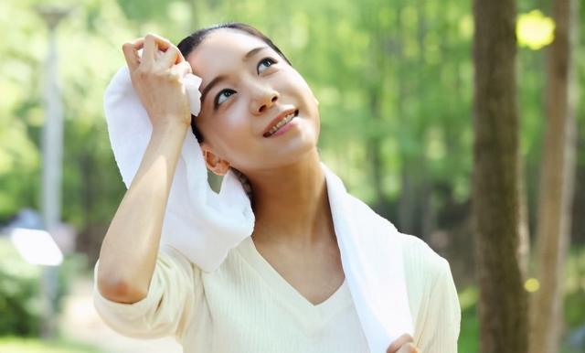 为啥有人再热也不出汗，有人动不动就一身汗？哪种身体更健康？