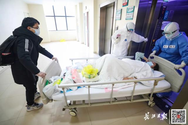 「你的育儿经」感染新冠肺炎的孕妈妈产女23天后，一家三口终于团聚了