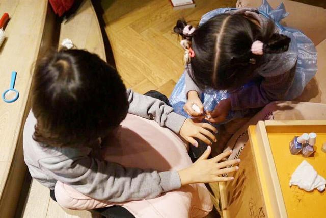 天使宝贝：妹妹的“艰巨任务”，陪哥哥写作业，网友：妹妹为这个家付出太多