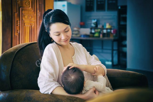 『超级宝妈』你见过凌晨三点的月亮吗？半夜给娃喂奶这些事，经历过的才明白
