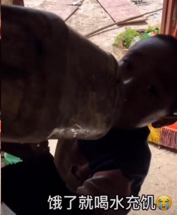 “超强夫妻”火了，15年生11个孩子：一个娃有出息，全家享福