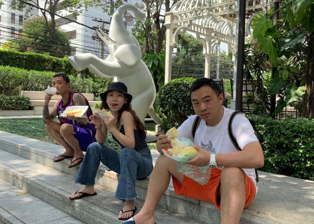 32岁说唱歌手官宣妻子怀孕喜讯，晒与小8岁娇妻贴鼻尖照太甜蜜影视交流地