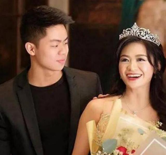 #你的育儿经#“最怕同龄人追我妈”，和妈妈合照像情侣，儿子言语中满是骄傲