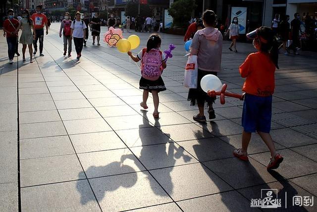超级宝妈|逛街购物，“全家行动”过“六一”| 晨镜头
