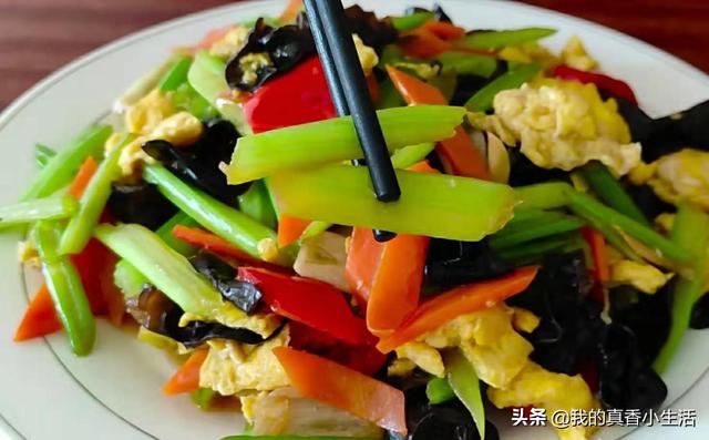 炒芹菜有人焯水，有人直接炒，都不对，多加一步，脆爽好吃不塞牙