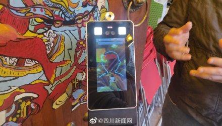 【光明网】成都的“识面测温机”帮火锅店复产 网友点赞