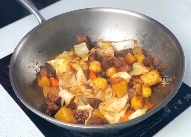 爆炸级好吃！一锅乱炖就搞定，有肉有菜有主食，简单到偷笑