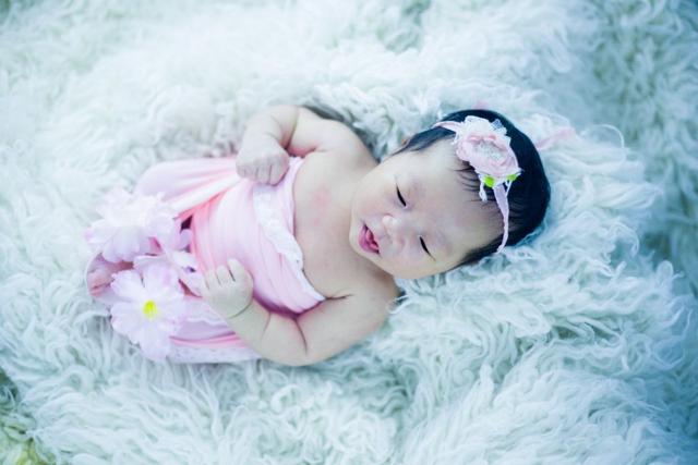 【你的育儿经】新生儿幼儿总是哭闹不睡觉是可以训练好的！