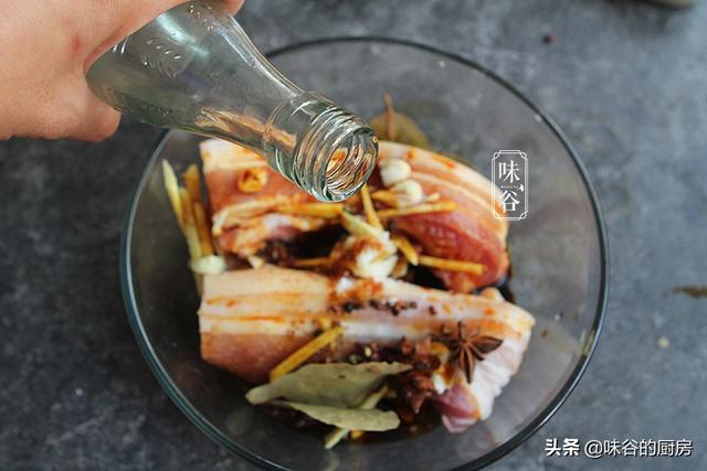 腌腊肉时，不要只会加盐，教你正确做法，咸香入味，放一年不坏