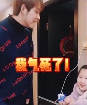 超级宝妈▲女儿写作只字未提爸爸,全篇赞美老妈,老爸一旁嫉妒到“变形”