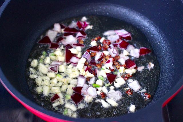 鸡胸肉只能做炸鸡排才好吃吗？教你1道双椒鸡丁，低脂营养，特香