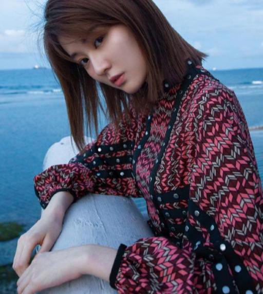 红梅千雪|还想说乔欣是“腿精”？看她离开精修的腿